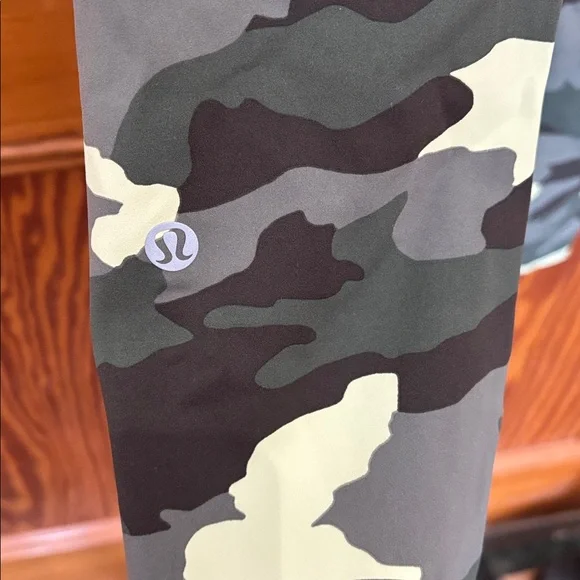 lululemon athletica Green Camo women’s size 6 Leggings - Picture 4 of 5